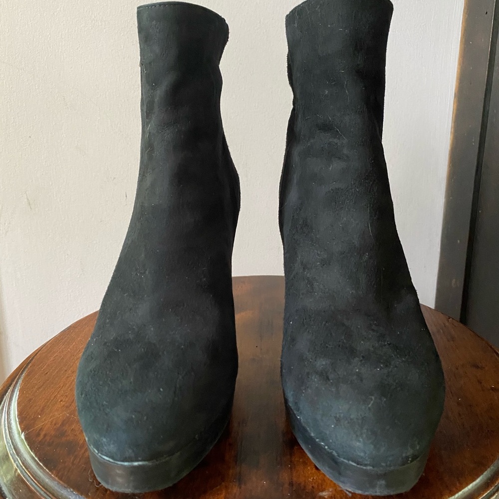 Gorgeous suede zip up ankle boots